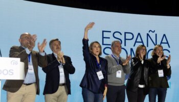 El PP enfrenta su «fiesta» del municipalismo con el «congreso de imputados» del PSOE