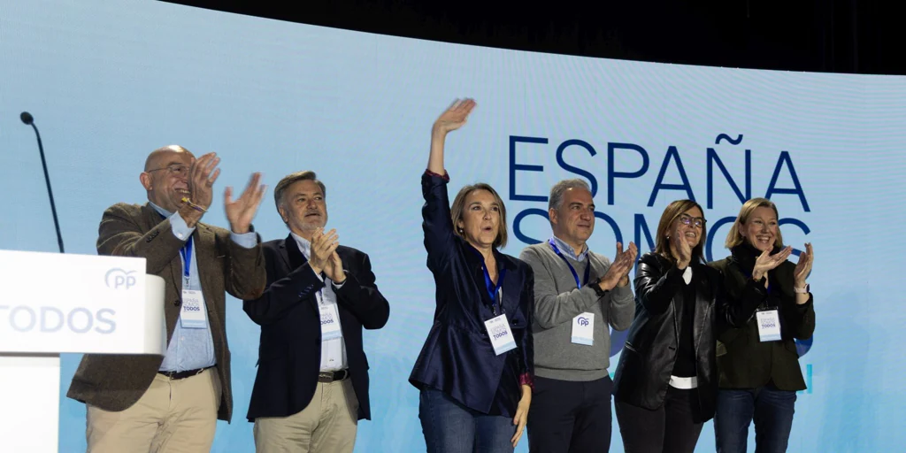 El PP enfrenta su «fiesta» del municipalismo con el «congreso de imputados» del PSOE