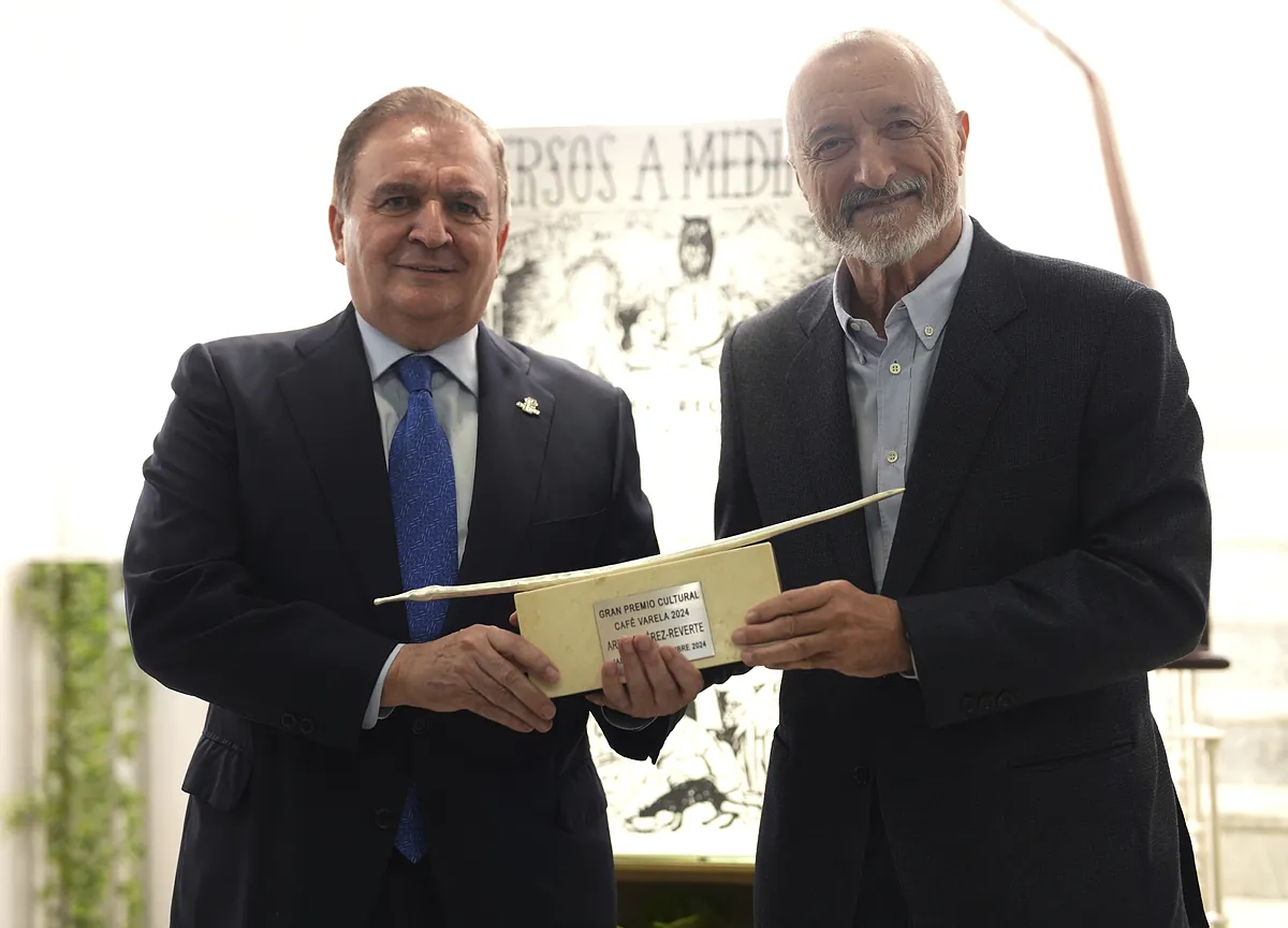 El homenaje del Café Varela con la XIV edición de su premio a Arturo Pérez-Reverte