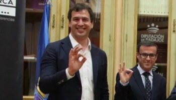 El líder del PSOE de Extremadura creó la plaza para el hermano de Pedro Sánchez seis días después de rechazar contratar más personal: "Me parece que pedís mucho"