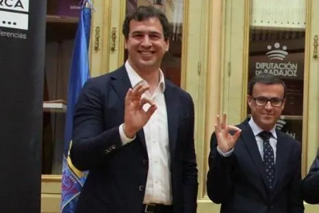 El líder del PSOE de Extremadura creó la plaza para el hermano de Pedro Sánchez seis días después de rechazar contratar más personal: "Me parece que pedís mucho"