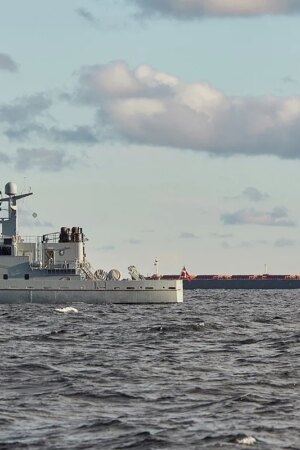 El misterio detrás del barco chino retenido por Dinamarca por sabotear dos cables submarinos en el mar Báltico