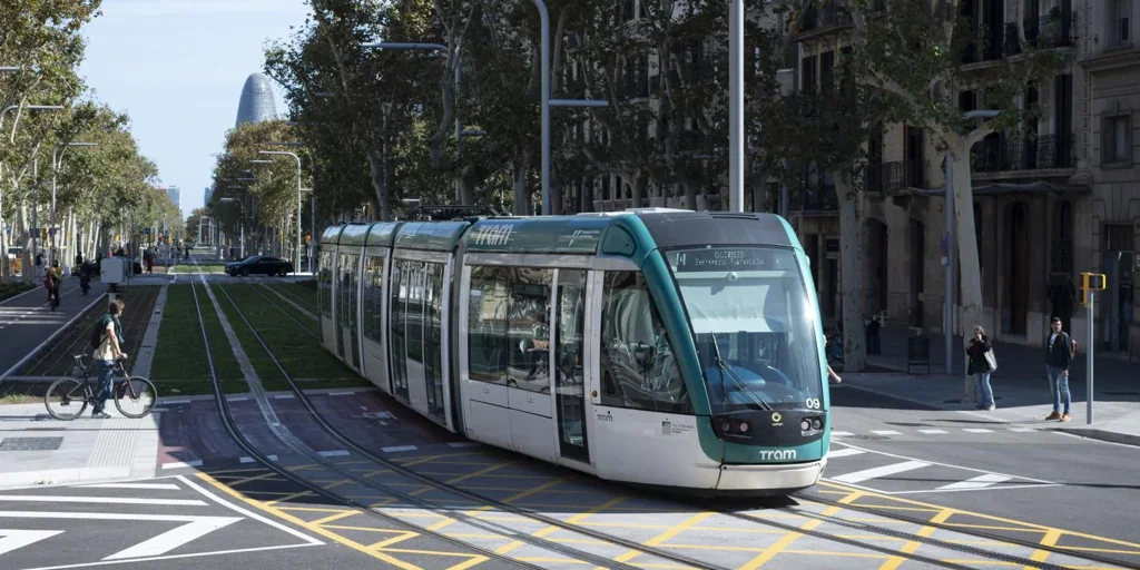 El tranvía de Barcelona estrena nueva conexión por la Diagonal: fechas, tramo en funcionamiento y nuevas estaciones