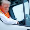 Élection américaine: Biden dérape, Trump se met en scène à bord d'un camion-poubelle