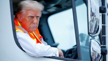 Élection américaine: Biden dérape, Trump se met en scène à bord d'un camion-poubelle