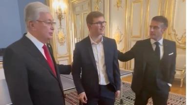 Emmanuel Macron défie Alexis Lebrun, le match insolite de tennis de table à l’Élysée (vidéo)