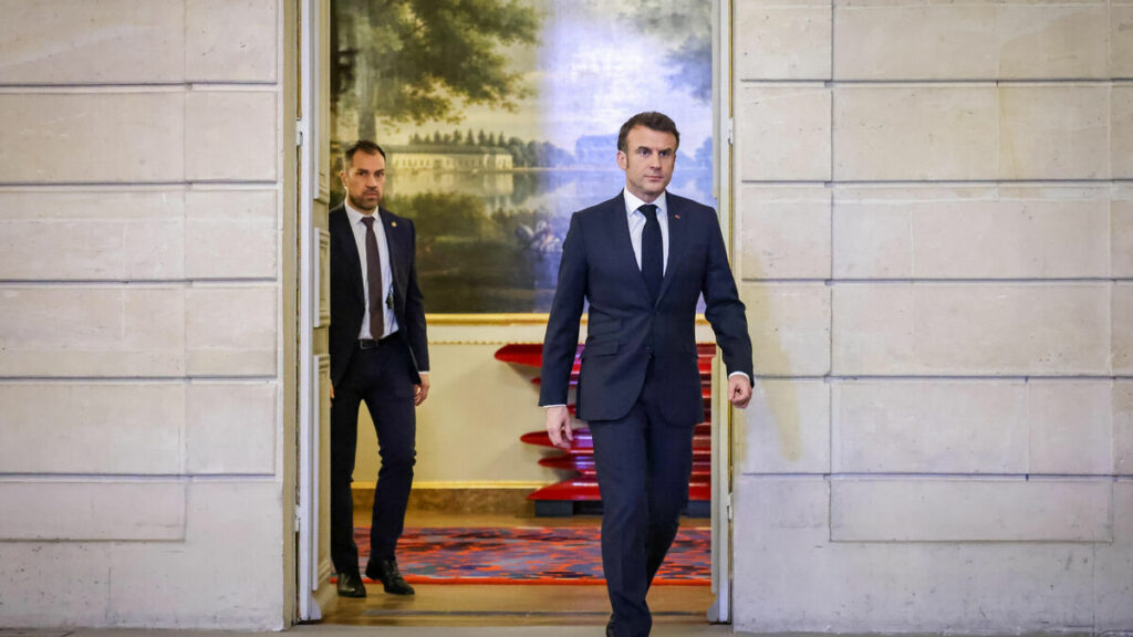 Emmanuel Macron, l’isolé de l’Élysée : « Il a l’air paumé, on ne comprend pas ce qu’il fait »