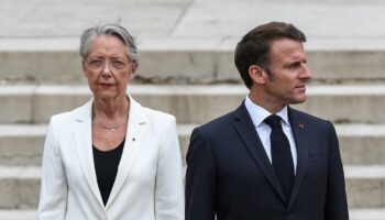 Emmanuel Macron rend hommage à Elisabeth Borne, élevée au grade de commandeur de la Légion d’honneur