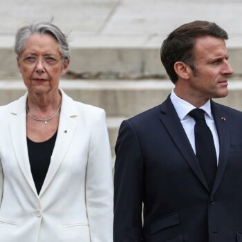 Emmanuel Macron rend hommage à Elisabeth Borne, élevée au grade de commandeur de la Légion d’honneur