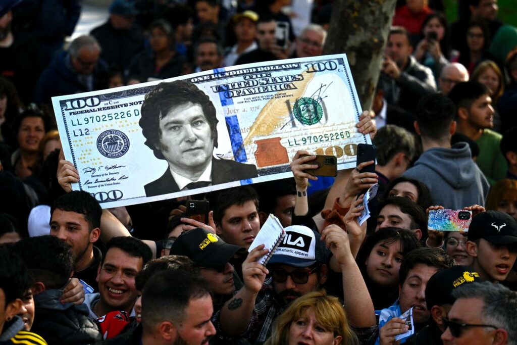 En Argentine, Javier Milei veut « dollariser » l’économie