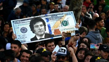 En Argentine, Javier Milei veut « dollariser » l’économie