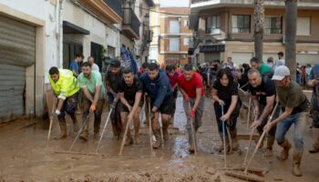 En Espagne, dans les zones sinistrées, des milliers de volontaires viennent prêter main-forte