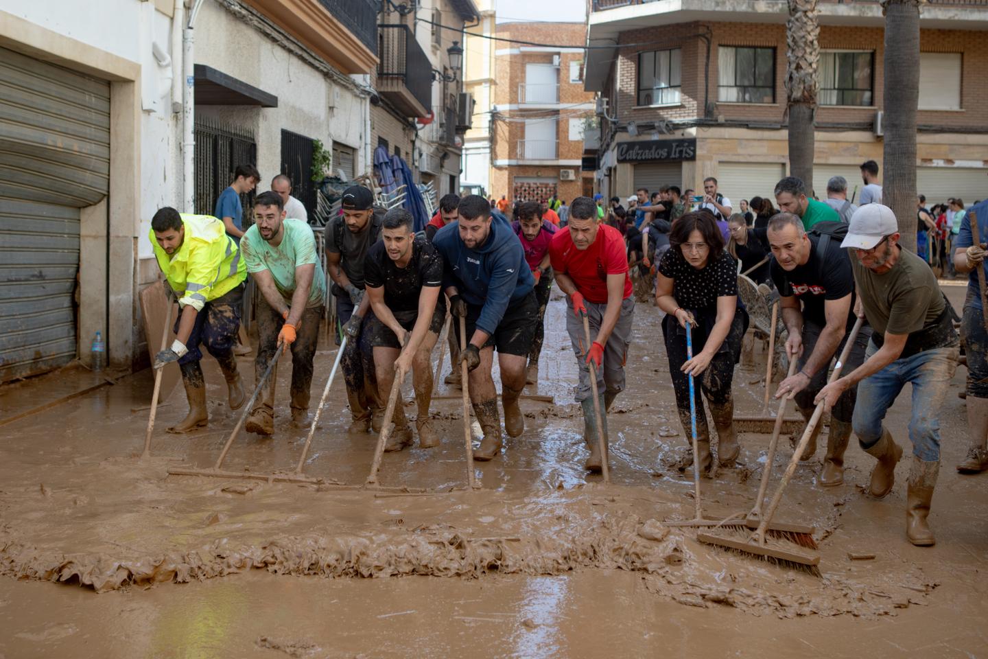 En Espagne, dans les zones sinistrées, des milliers de volontaires viennent prêter main-forte