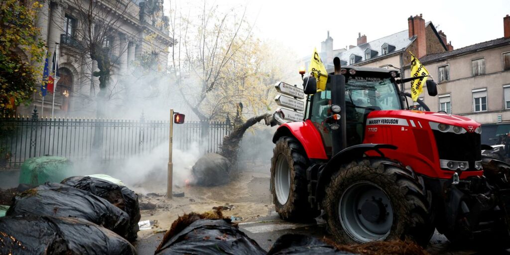 En direct, colère des agriculteurs : l’exécutif se dit « résolu à se battre » contre l’accord avec le Mercosur, les actions chocs se multiplient