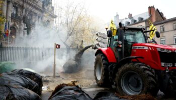 En direct, colère des agriculteurs : l’exécutif se dit « résolu à se battre » contre l’accord avec le Mercosur, les actions chocs se multiplient