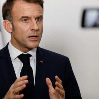 En direct, guerre en Ukraine : Emmanuel Macron dénonce la posture « escalatoire » de la Russie qui a élargi sa doctrine nucléaire