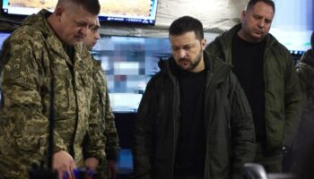 En direct, guerre en Ukraine : Volodymyr Zelensky dit s’être rendu sur la ligne de front à Pokrovsk ; au moins dix morts à Odessa après une attaque russe