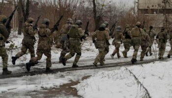 En direct, guerre en Ukraine : Volodymyr Zelensky évoque les contours d’un cessez-le-feu en appelant à une protection partielle du territoire par l’OTAN