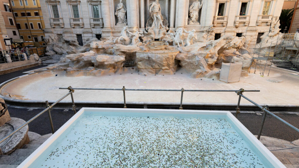 En travaux, la fontaine de Trevi remplacée par une « piscine » pour que les touristes continuent de jeter des pièces