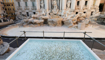 En travaux, la fontaine de Trevi remplacée par une « piscine » pour que les touristes continuent de jeter des pièces