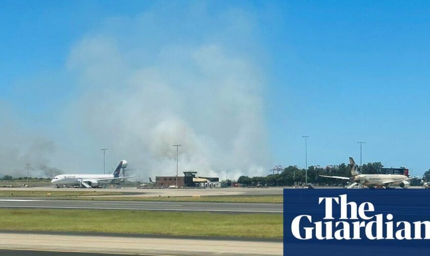 Engine failure forces Qantas flight into ‘distressing’ emergency landing at Sydney airport, sparking grass fire