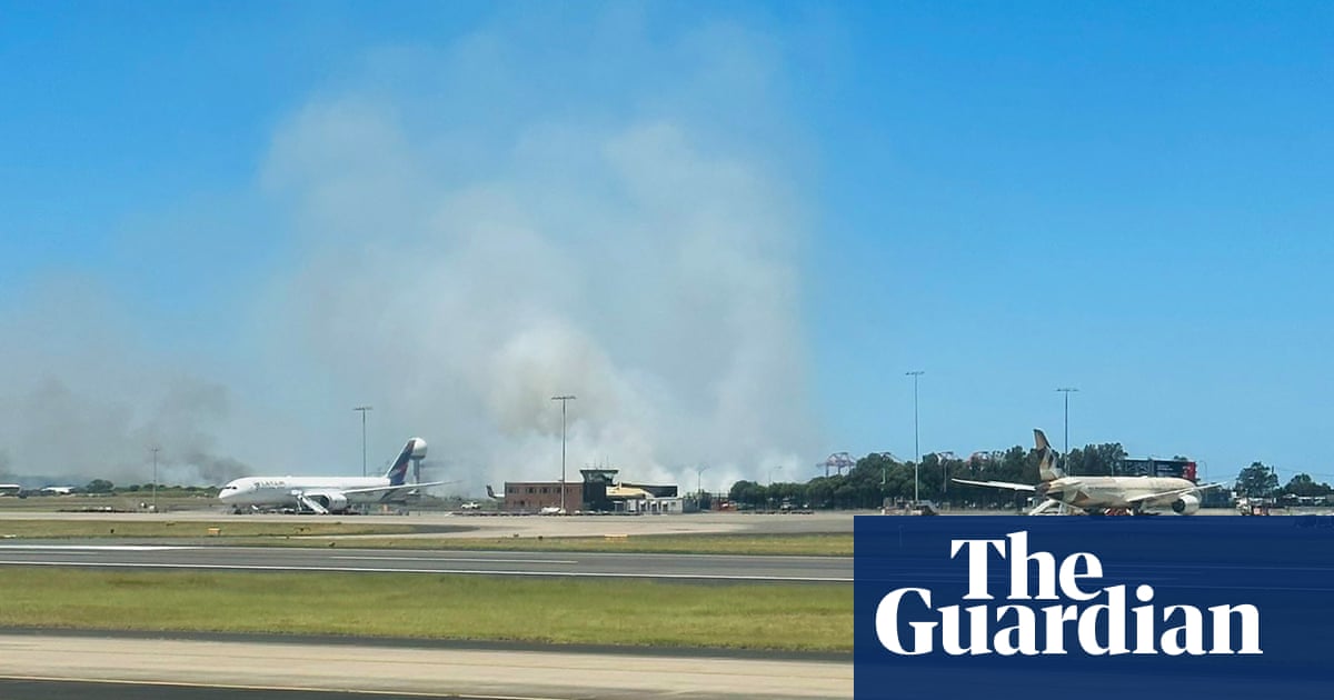 Engine failure forces Qantas flight into ‘distressing’ emergency landing at Sydney airport, sparking grass fire