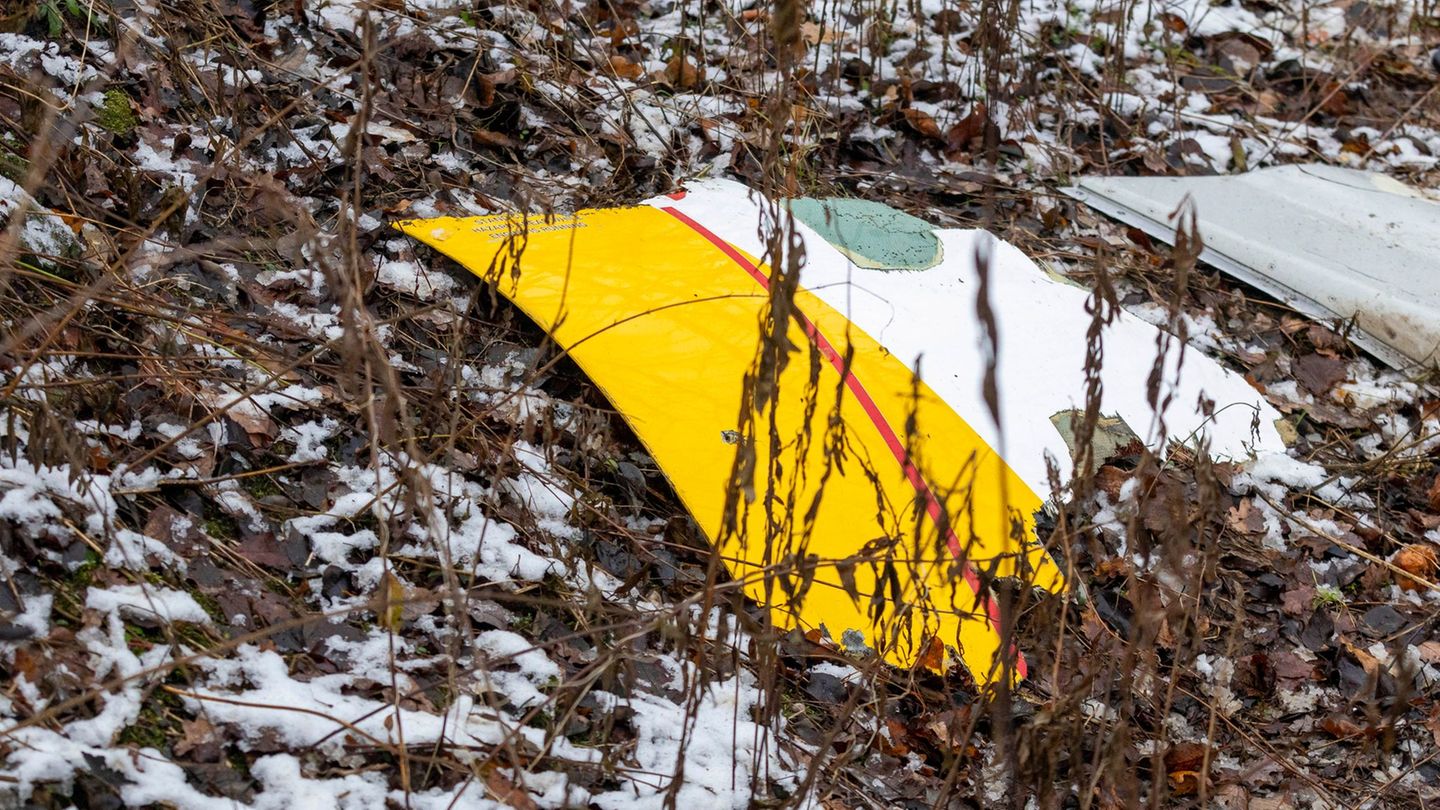 Auf einem Trümmerteil des abgestürzten Flugzeugs sind die DHL-Farben zu sehen. Foto: Mindaugas Kulbis/AP