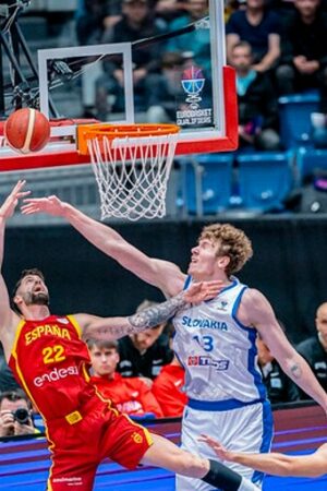 España suma una milagrosa y agónica victoria para acercarse al Eurobasket