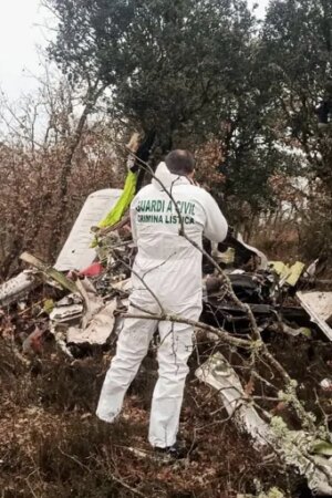 Expertos investigan sobre el terreno las causas del brutal accidente mortal de una avioneta en León