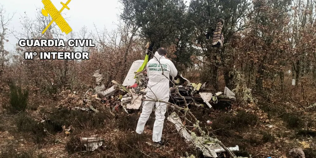 Expertos investigan sobre el terreno las causas del brutal accidente mortal de una avioneta en León