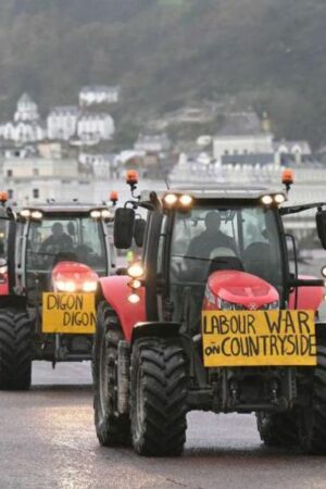 Farmers protest as Starmer defends Budget