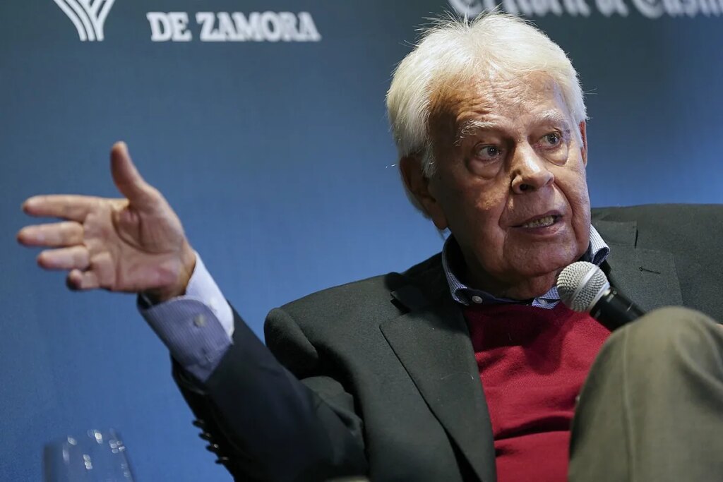 Felipe González carga contra Sánchez por su gestión de la DANA: "Yo no habría dicho que me pidan lo que necesiten"