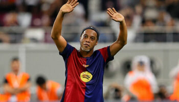 Football : l’exceptionnel coup-franc en lucarne de Ronaldinho lors d’un Barça-Real entre vieilles gloires