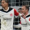 Mario Götze (r) schoss in seinem 100. Pflichtspiel die Führung für Eintracht Frankfurt gegen Werder Bremen. Foto: Thomas Frey/dp