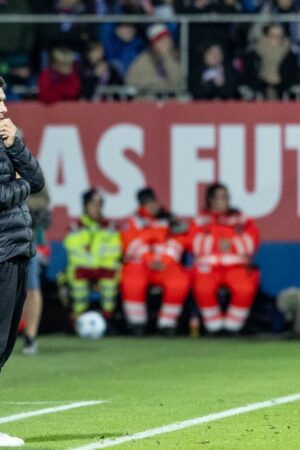 Muss sich Gedanken über die Leistung seiner Mannschaft machen: Holstein Kiels Trainer Marcel Rapp. Foto: Axel Heimken/dpa