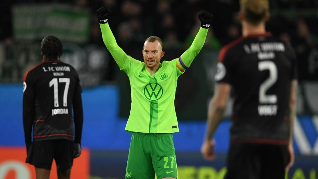 Jubel über den ersten Heimsieg: Wolfsburgs Kapitän Maximilian Arnold nach dem 1:0 gegen Union Berlin. Foto: Swen Pförtner/dpa