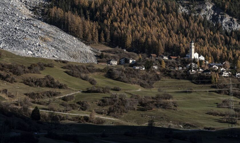 Der rund 500 Jahre alte Altar wurde aus der Kirche von Brienz in Sicherheit gebracht. Foto: Til Buergy/KEYSTONE/dpa