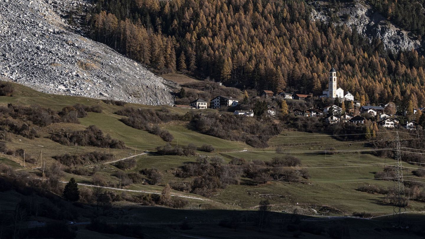 Der rund 500 Jahre alte Altar wurde aus der Kirche von Brienz in Sicherheit gebracht. Foto: Til Buergy/KEYSTONE/dpa