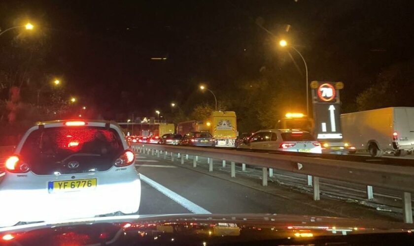 Gros bouchon sur l'A3: Accident entre deux voitures et un camion avant Berchem