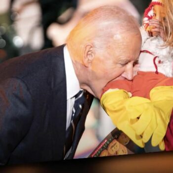 Halloween-Empfang: Süß oder übergriffig? Joe Biden knabbert an Baby in Hühnchen-Kostüm