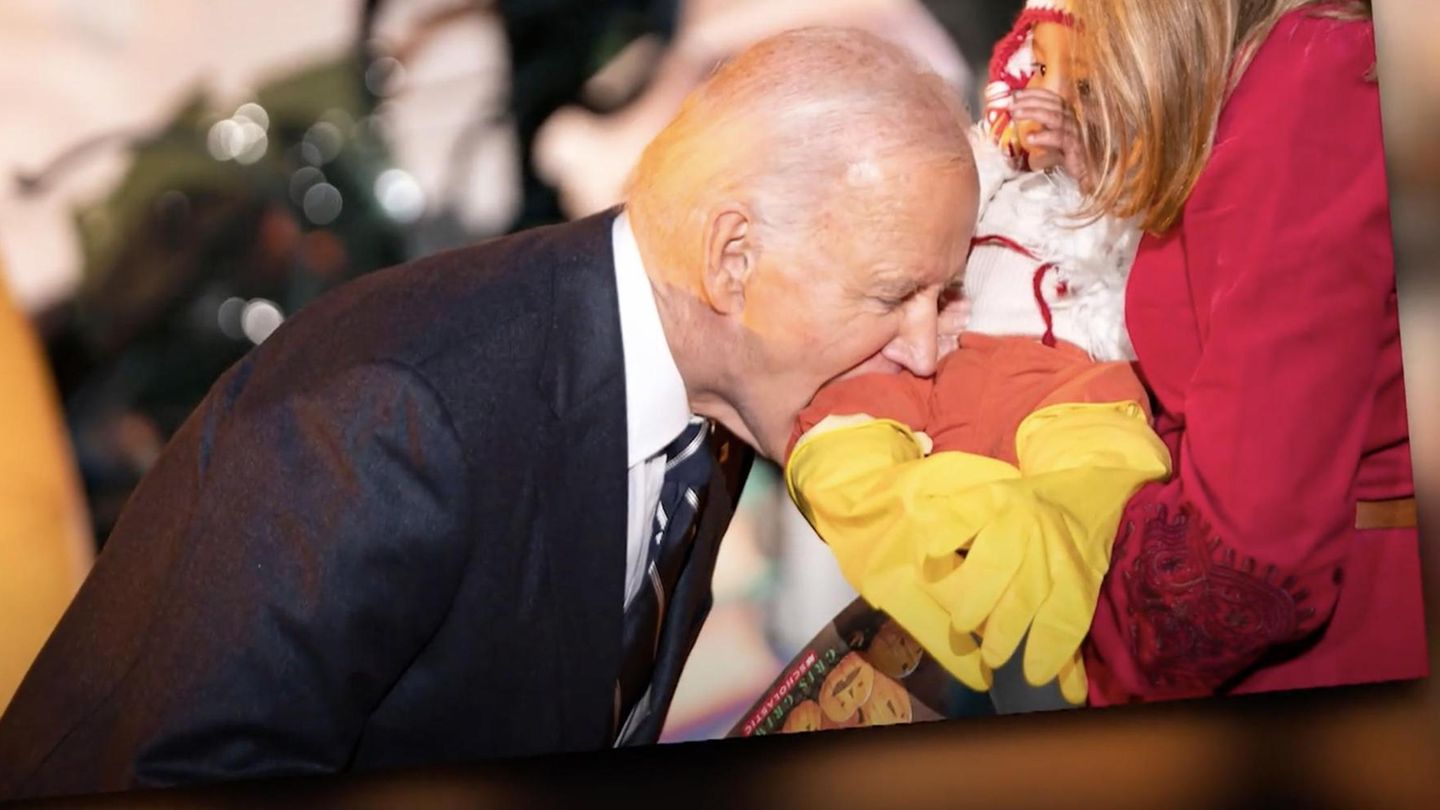 Halloween-Empfang: Süß oder übergriffig? Joe Biden knabbert an Baby in Hühnchen-Kostüm