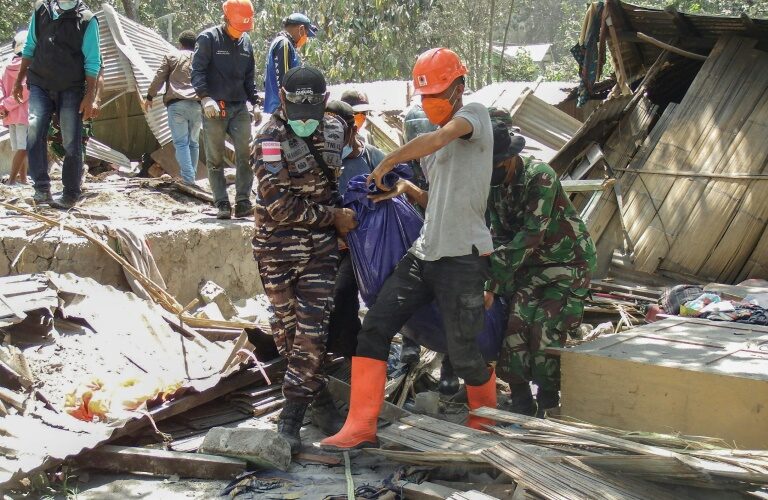 Indonésie: Une éruption volcanique fait au moins dix morts