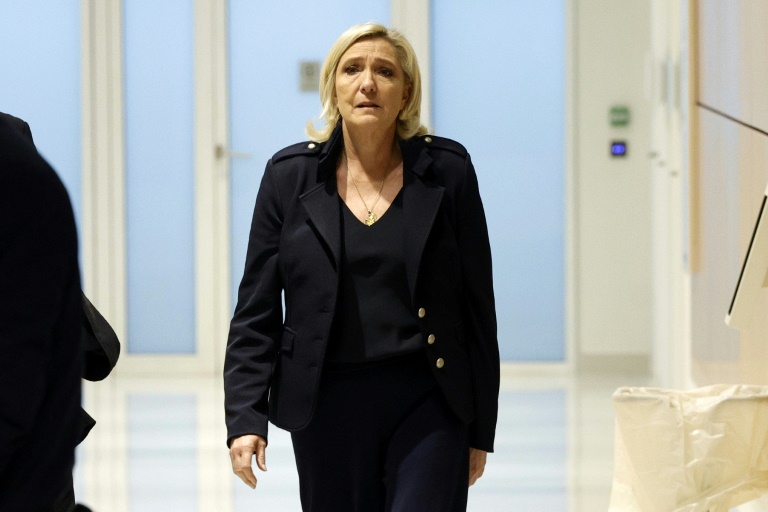 Inéligibilité de Marine Le Pen: Le RN attaque la justice, Darmanin aussi