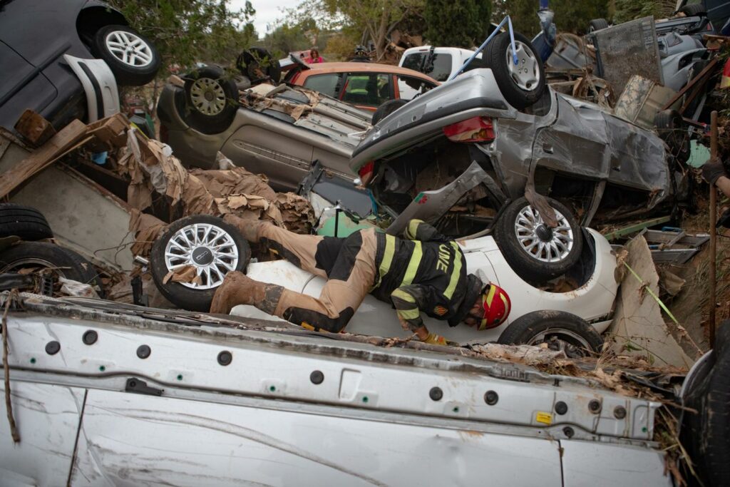 Inondations en Espagne : « Pourquoi c’est aussi désastreux ici ? », à Chiva, dans la boue, l’urgence et la peine