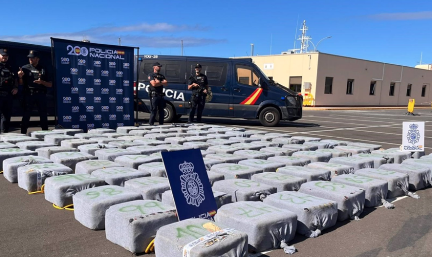 Interceptan un pesquero con más de 4.000 kilos de cocaína a unas 500 millas al oeste de Canarias