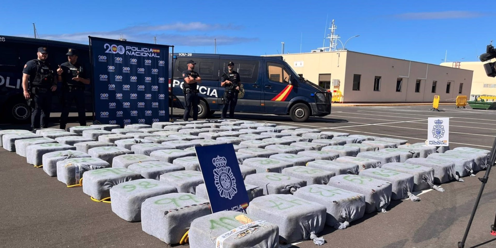 Interceptan un pesquero con más de 4.000 kilos de cocaína a unas 500 millas al oeste de Canarias