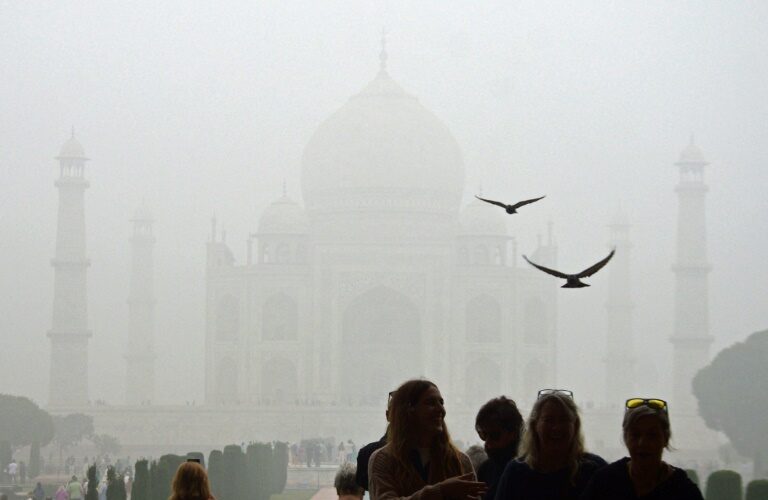 "J'ai les yeux qui brûlent": Un nouveau pic de pollution de l'air désastreux en Inde