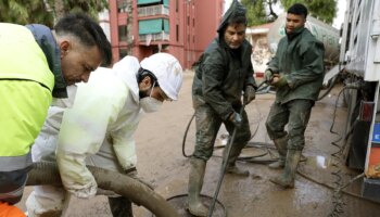 Javier, el extremeño que saca 1,5 millones de litros de lodo cada día en Valencia: "He llegado a un punto que no quiero saber más"