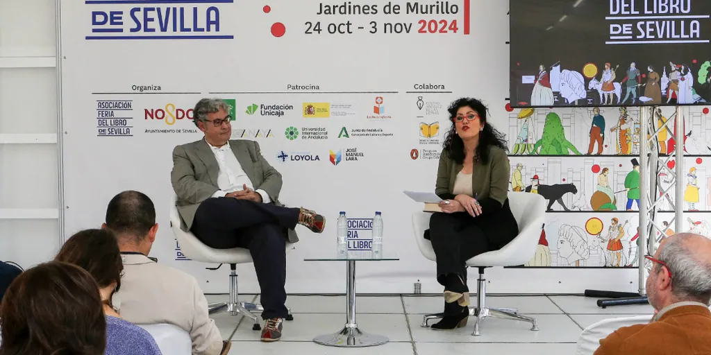 Juan Manuel de Prada presenta su monumental novela sobre la Francia ocupada en una Feria del Libro de Sevilla llena de público