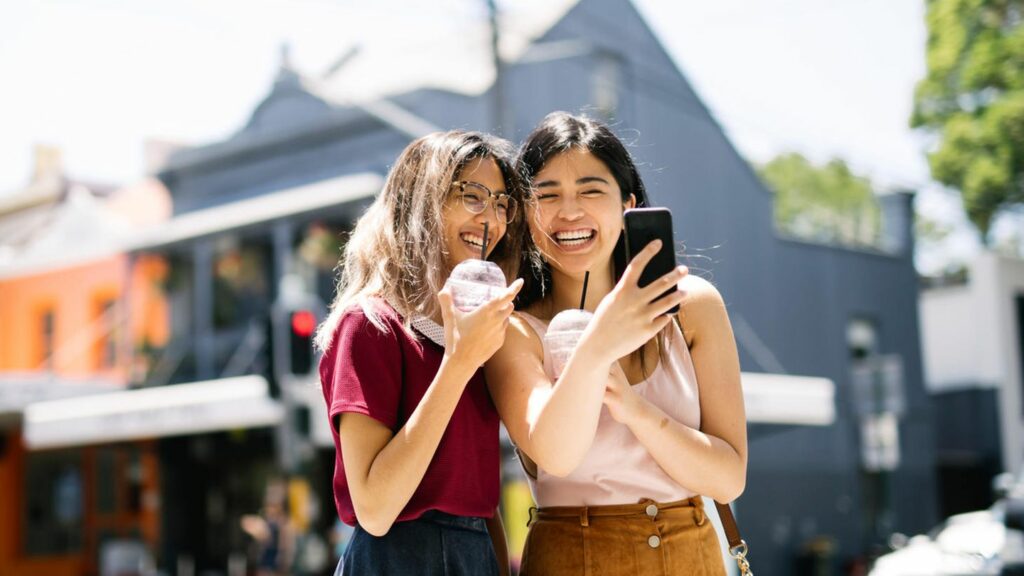 Instagram: Zwei Mädchen posieren für ein Selfie